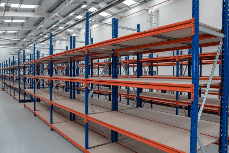 Long span warehouse racking and shelving system installed inside a distribution warehouse